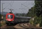 1116 261 legt sich mit dem EC 87  Tiepolo , Mnchen Hbf - Venezia Santa Lucia, bei Ostermnchen in die Kurve.