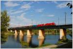 1116er Tandem mit einem Kohlezug bei der Querung der Neuen Donau in der Wiener Lobau am 13.9.2009