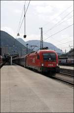 1116 134 verlsst mit dem OEC 669  Astronomie-Jahr 2009 , Bregenz - Graz Hbf, am Haken den Bahnhof Kufstein.