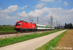 Wie auf einer Modellbahn:1116 067-8 mit dem modellbahntauglichen  EC 101  Jose Plecnik  Praha hl.n. - Salzburg Hbf. in herrlichster Modellbahnlandschaft,Pasching (sterreichurlaub 18.08.09)