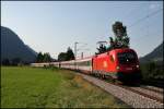 1116 261 mit einem OEC 566  STADT INNSBRUCK  beim Kloster Raisach. (05.08.2009)

