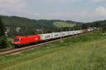 11.8.09 Zwar nur ein roter Stier, aber das Gespann dahinter kann sich sehen lassen. 1116 145 mit KGAG 52818 von Wien Donaulndebahnhof nach Wels.