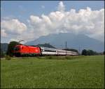 1116 027 ist vor dem Kaisergebirge mit dem OEC 163 „TRANSALPIN“, Basel SBB – Wien West, unterwegs.