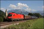 1116 143 bringt diesen Gterzug von Tirol nach Salzburg. Aufgenommen beim Kloster Raisach. (06.08.2009)