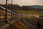 1116 100 mit einem Autoganzzug Richtung Westen, am Abend des 29.03.2010.