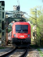 Regionalzug von Linz nach Passau am 24.04.10 bei der berquerung des Inns.