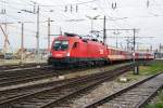 Am 27.04.2010 verlt 1116 192 mit REX7909  Radtramper Neusiedler See  nach Pamhagen den Wiener Sdbahnhof(Ostbahn). Im Hintergrund erkennt man einen kleinen Teil der Baustelle fr den neuen Hauptbahnhof.