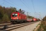 1116 101 mit einem gemischten Gterzug am Abend des 28.04.2010 in Haar.