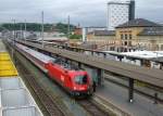 1116 240 am Sonderzug D 16135 Lourdes - Wien im sich im Umbau befindlichen Hbf Salzburg.