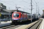 Taurus 1116 020 MAV Cargo Hungaria rollt mit der RoLa 41311 durch den St.Pltener Hauptbahnhof Wien entgegen.