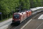 EC163  Transalpin  wird gezogen von einem Taurus-Tandem 1116 043 und 1116 103 und hat in Pressbaum wo er mir vor die Linse gefahren ist schon ordentlich Versptung. 1.5.2010