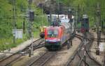 Taurus 1116 012  MAV Cargo  zieht einen RoLa-Ganzzug durch den Bahnhof Rekawinkel den Hgel runter und wird den Zug bis nach Budapest bringen. 15.5.2010