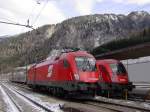 1116 038 und 1016 033 in Brennero auf 1372 Meter ber Meeresspiegel (November2004)