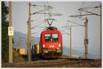 Teleaufnahme der E-Lok 1116 115 welche einen Containerzug ber die Sdrampe der Tauernbahn zieht.