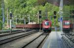 Taurus 1116 091 schleicht mit einem schweren Kohlezug in den Bahnhof Payerbach-Reichenau ein und wartet auf die Weiterfahrt in Richtung Wien.