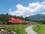 Damals... noch nicht allzu lang ist es her, dass der durchgehende Zug von Wien nach Basel als Eurocity  Transalpin  durch die Lande fuhr, doch nun gehrt solch eine Taurusdotra mit sterreichisch-schweizerischem Wagenpark (hier am 6.Juni bei Terfens) der Vergangenheit an... in sterreich halten eintnige Farbschemen al Talent und Railjet einzug...wortwrtlich.