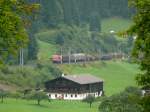 Ein Taurus arbeitet sich die Steigung hoch zwischen Hopfgarten und Westendorf im Brixental.