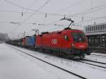 Die 1116 243 mit der 1116 250 (Feuerwehr) am 14.02.2010 mit einem Gterzug bei der Durchfahrt in Mnchen Ost. 