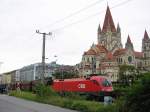 Wien, Handelskai, 16.08.2008. 1116-195-7 mit einem Gterzug fhrt an Franz-von-Assisi-Kirche vorbei.