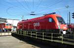 BB Br 1116-246-8 steht anllich   150 Jahre Eisenbahn in Salzburg   als Fotomodell auf der Drehscheibe. Links dahinter ist eine 1144 zu erkennen. 09.10.10