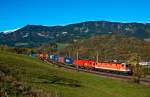 1144 070 an der Spitze dieses Containerganzzuges. Auch diese Aufnahme entstand am 22.10.2010 zwischen Kb und Eichberg auf der Nordrampe des Semmering.