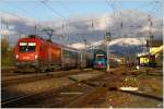 1116 066 fhrt mit dem EC 103 Polonia (Warschau-Villach) durch den Bahnhof Zeltweg, whrend im Vordergrund 4024 120 als R 4218 hlt. 26.10.2010