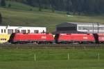 1116 094-2 und 1016 029-9 mit einem Gterzug bei Timmersdorf. (16.10.2005)