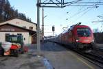 1116 195 mit BB EC 151 nach Ljubljana (erster Wagen Kurswagen nach Rijeka) beim Halt im Bahnhof Semmering. 6.2.11