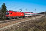 1116 185 ist mit OIC 866 Richtung Westen unterwegs.