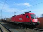 1116 077-7 zieht bei Marchtrenk einen halbleeren Containerzug Richtung Wels;110303