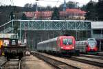 Nah- und Fernverkehr in Tullnerbach-Pressbaum. Whrend die S 50 von Wien nach Rekawinkel einen Stop einlegt, ist 1116 053 mit dem Zug 13018 (Nice Ville - Moskva Belorusskaja) unterwegs. Die Aufnahme entstand am 14.03.2011, bei leider sehr ungnstigen Wetterbedingungen.