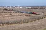 EC 103  Polonia  ist durch die noch kargen Weigrten zwischen Gumpoldskirchen und Pfaffsttten unterwegs.
