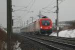 Heute (5.1.2006) hat mich aunahmsweise einmal das schlechte Wetter dazu bewegt fotografieren zu gehen. Kurz vor Wien war es sehr duster und es gab Schneeregen. Das Foto zeigt 116 093 mit dem IC 536 von Villach kommend kurz nach Pfaffsttten Richtung Wien.