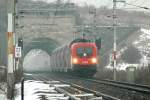 Heute (5.1.2006) hat mich aunahmsweise einmal das schlechte Wetter dazu bewegt fotografieren zu gehen. Kurz vor Wien war es sehr duster und es gab Schneeregen. 1116 127-0 mit einem Durchbinder auf dem Weg nach Wiener Neustadt kurz nach Gumpodskirchen. Im Hintergrund sieht man den sogenannten  Busserltunnel 