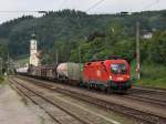 Die 1116 028 am 13.08.2010 mit einem Gterzug bei der Durchfahrt in Wernstein.