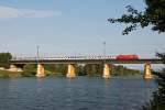 Im schnen Morgenlicht des 13.06.2011 fhrt der EC 104  Sobieski  ber die Brcke des Entlastungsgerinnes in Wien Richtung Osten.