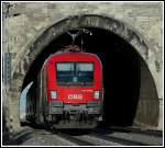 1116 273 schiebt eine Doppelstockgarnitur am 9.2.2006 Richung Wien. Die Aufnahme entstand beim sogenannten  Busserltunnel  kurz vor Gumpoldskirchen auf der Sdbahn