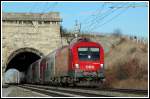 1116 272 ist mit einer Doppelstockwagengarnitur Richtung Wr. Neustadt unterwegs (am 9.2.06 beim  Busserltunnel  auf der Sdbahn