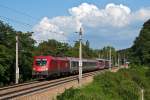 1116 197 ist bei Unter Oberndorf mit REX 1632 nach St. Valentin unterwegs. Die Aufnahme entstand am 27.07.2011.