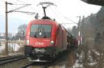 1116 085-0 mit einem Gterzug bei der Durchfahrt in der Haltestelle Schlglmhl. (26.2.2006)