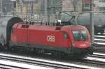 1116 136-1 mit einem Regionalzug bei der Einfahrt im Bahnhof Gloggnitz. (26.2.2006)