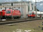 1116 265-8 auf dem Wartegleis vor dem Depot in Buchs/SG.Daneben
ein Triebzug der Baureihe 4024,der z.Zt.Testfahrten zwischen Feldkirch und Buchs/SG macht.Buchs,10.03.06