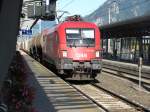 1116.192 wartet mit einem Gterzug am 6.09.2011 am Bahnsteig 1 im Bahnhof Jenbach