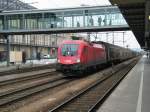 Taurus der BB mit Gterzug von Nrnberg kommend auf dem Durchfahrtsgleis des Regensburger Hbf. 13.3.2006