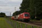 1116 137-9 mit einem Containerzug in Grokarolinenfeld am 13.08.11