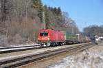 1116 077 ist mit einem KLV in Richtung Rosenheim unerwegs.Durchfahrt Aling am 25.1.2012