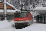 BB 1144 118 und eine 1116 fahren am 04.01.12 mit einem gemischten Gterzug ber den Arlberg aufgenommen in Langen am Arlberg.