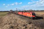 1116 066 an der Spitze dieses Gterzuges zwischen Himberg und Gramatneusiedl, am 25.02.2012.