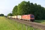 1116 119 mit einem Containerzug Richtung Salzburg am 29.05.12 unterwegs am B Vogl.