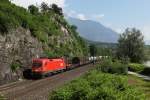 1116 053 mit einem Gterzug am 25.05.2012 bei Jenbach.